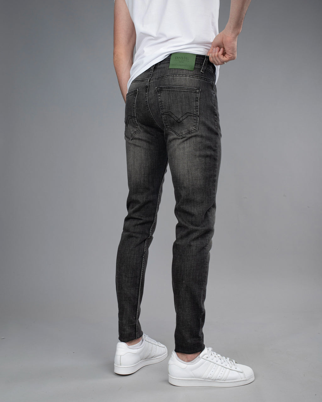 Muške slim fit farmerke STT2990 u grafit sivoj boji na modelu – Denistar