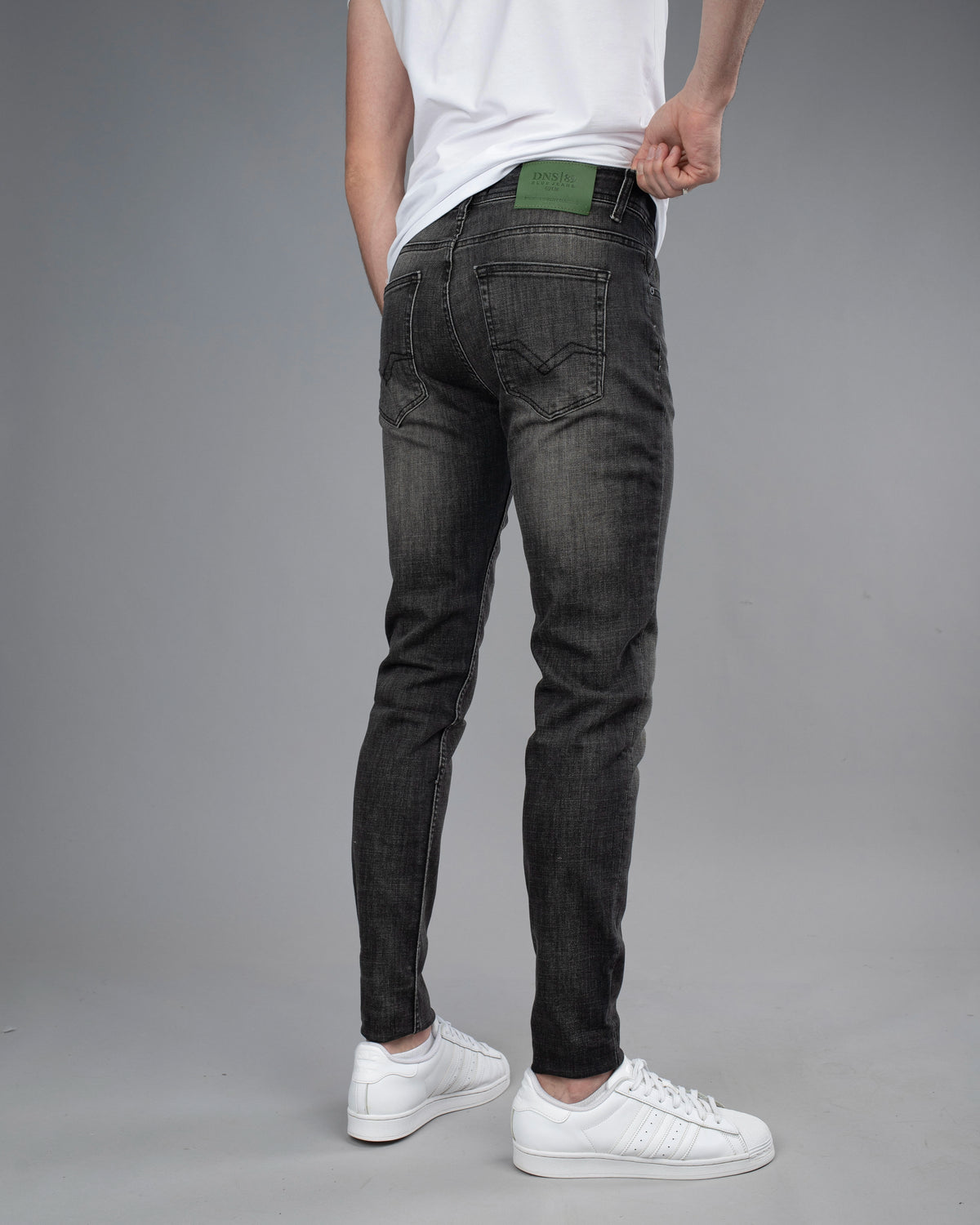 Muške slim fit farmerke STT2990 u grafit sivoj boji na modelu – Denistar