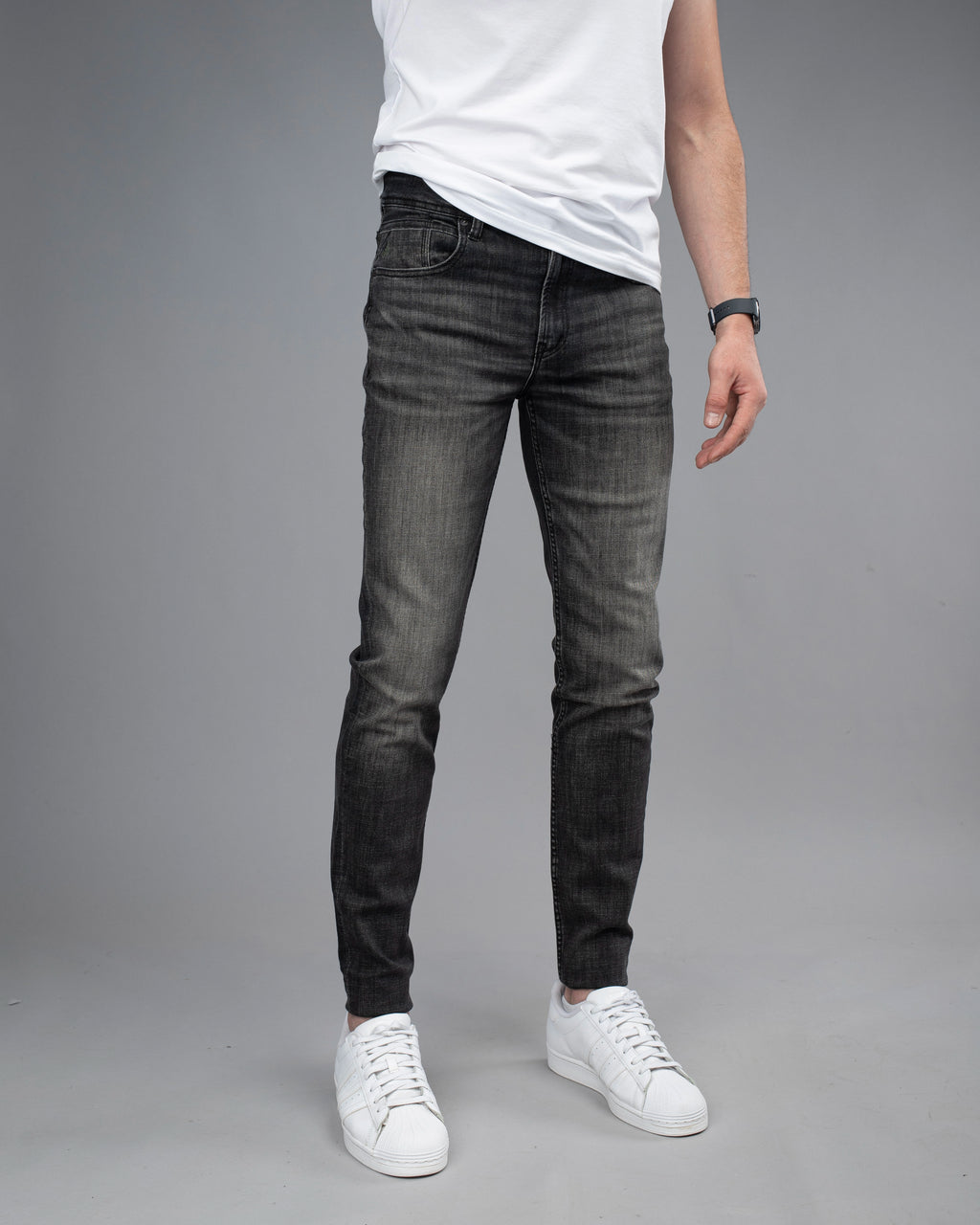 Slim fit muške farmerke STT2990 grafit sive sa efektom pranja – model spreda, bela majica i bele patike