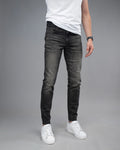Slim fit muške farmerke STT2990 grafit sive sa efektom pranja – model spreda, bela majica i bele patike
