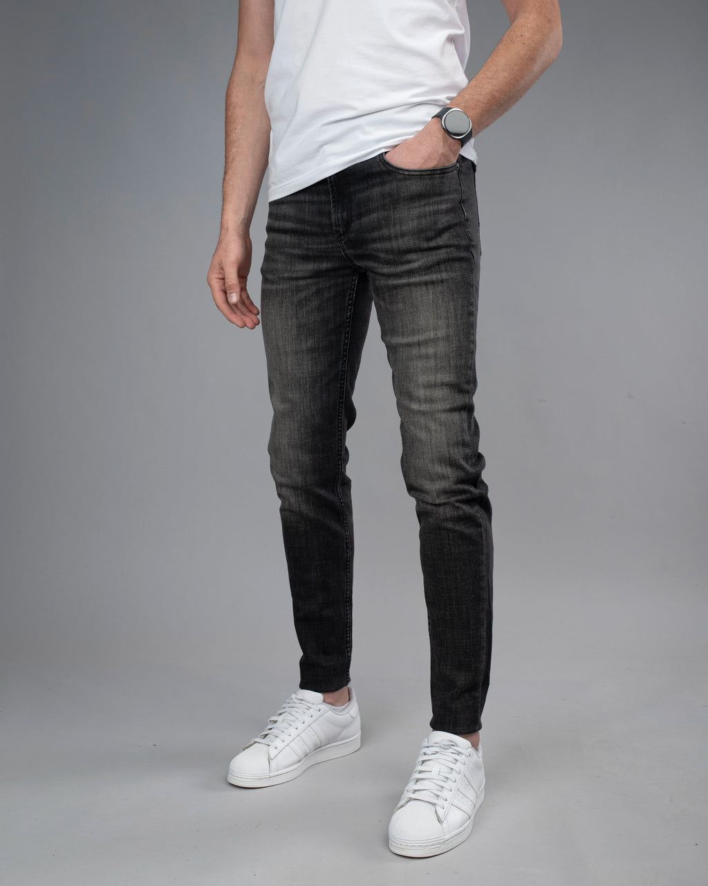 Slim fit farmerke STT2990 grafit siva – kroj i efekat pranja na modelu
