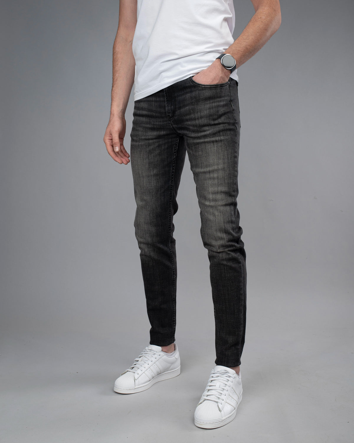 Slim fit farmerke STT2990 grafit siva – kroj i efekat pranja na modelu