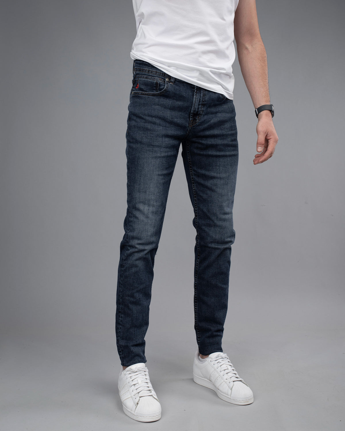 Slim fit muške farmerke STT2990 teget sa efektom pranja – model spreda, bela majica i bele patike