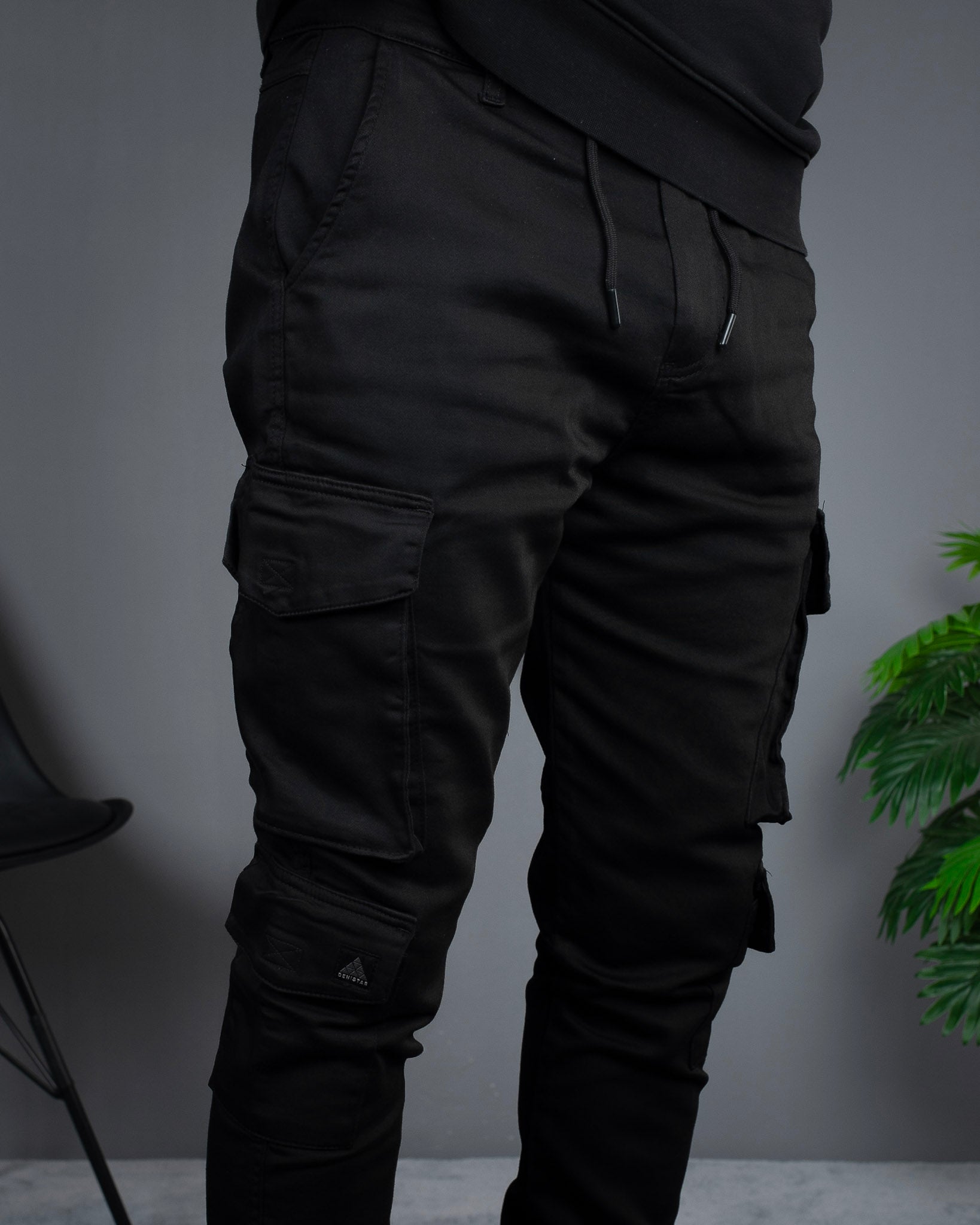 Muške cargo pantalone crne STT2599.