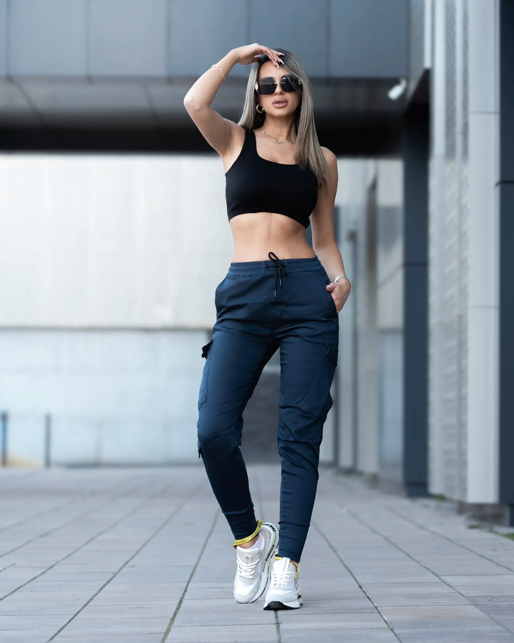 Ženske teget cargo pantalone sa više džepova – trendi i udobne pantalone za svakodnevno nošenje