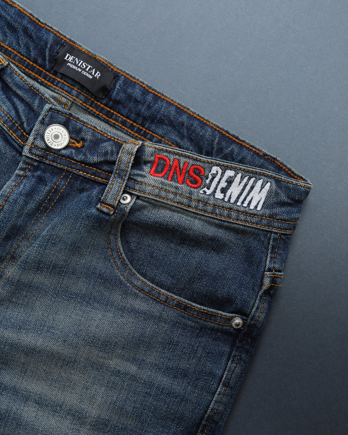 Vezeni DNS DENIM logo na pojasu i metalno Denistar dugme – muške polu slim farmerke STT3042