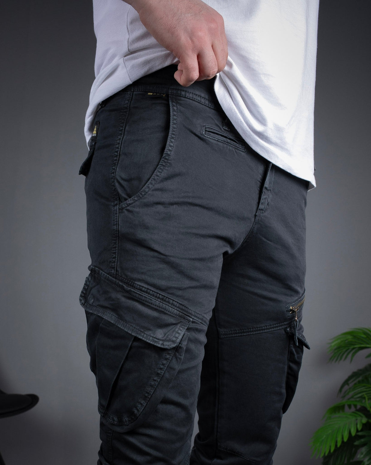 Muške cargo pantalone tamno siva STT2708.
