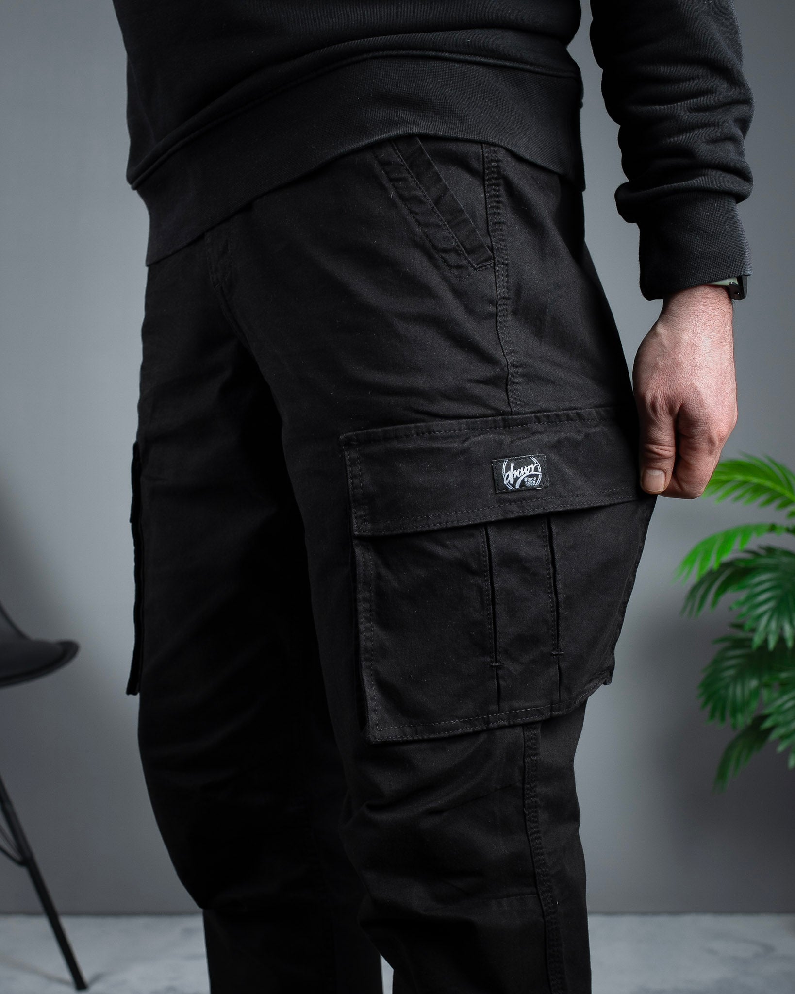 Muške cargo pantalone RegularFit Crna STT2896.