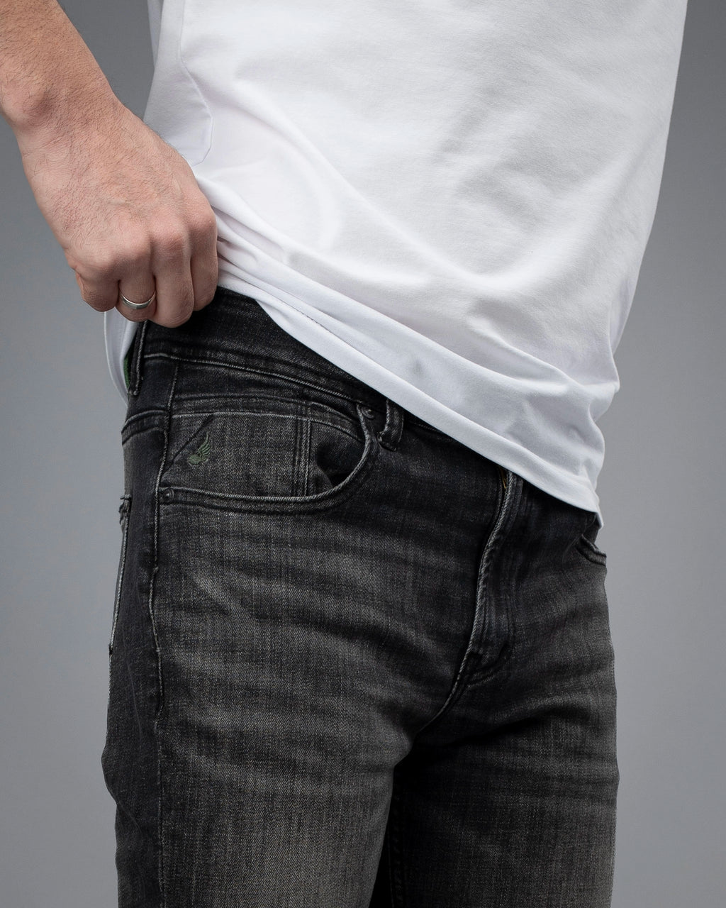 Grafit sive slim fit farmerke STT2990 – detalj prednjeg džepa sa zelenim vezenim logom krila